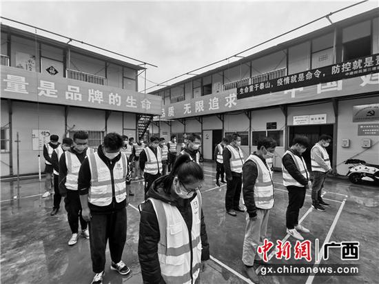 金源城五期項目管理人員和工人集體志哀。 金源城五期項目管理人員和工人集體志哀。