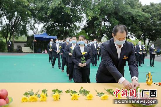圖為全體人員敬獻鮮花。 圖為全體人員敬獻鮮花。