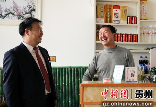 图为信贷员回访得到贷款支持后的西江振华农庄老板李振华