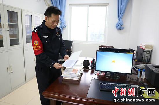 圖為黃陳在整理楊智辦公桌的筆記。 圖為黃陳在整理楊智辦公桌的筆記。