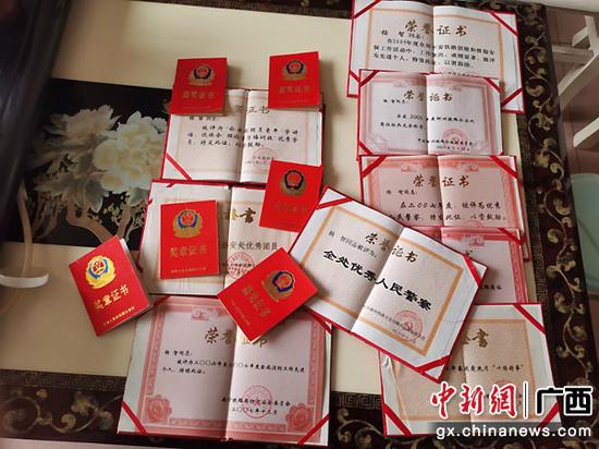 圖為楊智生前獲得的榮譽證書。 圖為楊智生前獲得的榮譽證書。