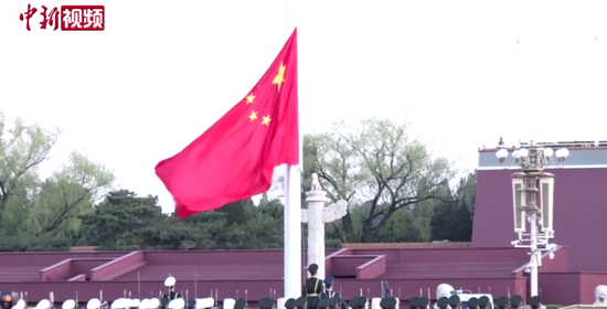 天安门广场下半旗 深切哀悼抗疫烈士和逝世同胞