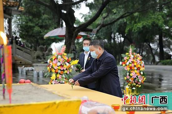 圖為廣西壯族自治區烈士陵園黨總支書記、主任肖志龍敬獻鮮花。 圖為廣西壯族自治區烈士陵園黨總支書記、主任肖志龍敬獻鮮花。