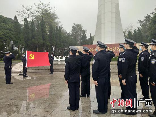 4月3日，百色站派出所民警前往烈士纪念碑纪念。南宁铁路公安供图