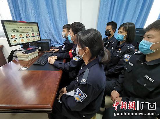 4月4日，民警们自行上网为因公牺牲的公安民警献花致敬。南宁铁路公安供图