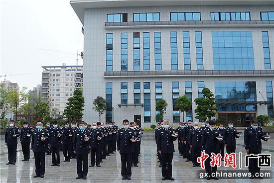4月4日，机关干部民警集体默哀。南宁铁路公安供图