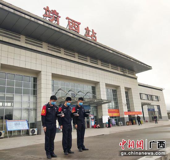 4月4日,执勤民警在车站缅怀致敬。南宁铁路公安供图 4月4日,执勤民警在车站缅怀致敬。南宁铁路公安供图