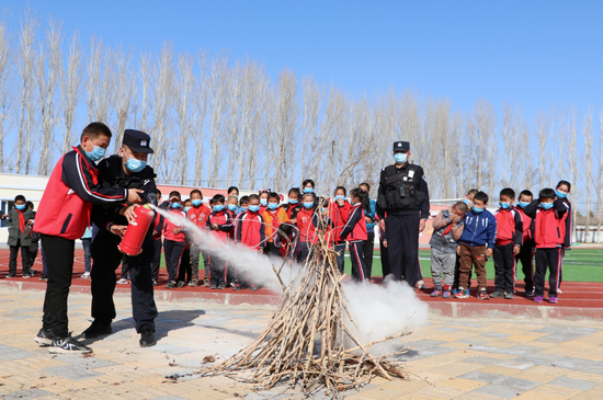 新疆阿勒泰：消防知识进校园 防患火灾于未“燃”