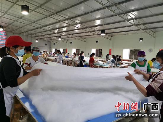 圖為廣西桂華絲綢有限公司生產(chǎn)車(chē)間。鄧思恩  攝