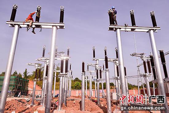 4月15日，广西梧州市岑溪市大业镇六榄村的工人们安装电力设备。何华文  摄