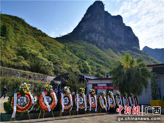 4月14日,广西河池市各部门敬献给韦安伟烈士的花圈。 4月14日,广西河池市各部门敬献给韦安伟烈士的花圈。