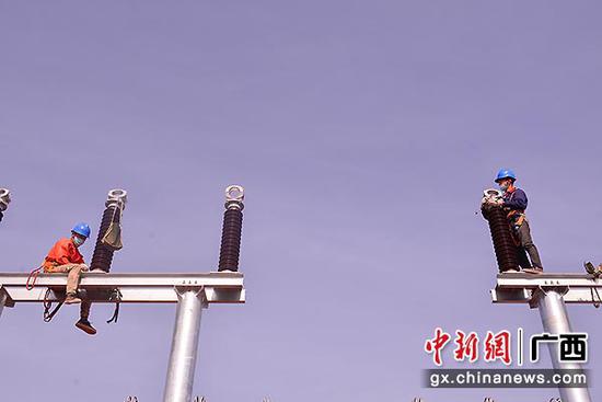 4月15日,广西梧州市岑溪市大业镇六榄村安装变电设备架构现场。何华文 摄