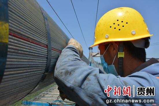 施工人员正在对主缆进行检查,严格控制质量指标。 施工人员正在对主缆进行检查,严格控制质量指标。
