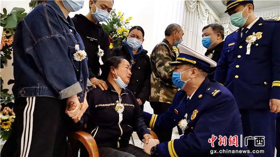 4月14日,在韦安伟烈士追悼仪式上,广西河池市消防救援支队的领导在慰问烈士家属。 4月14日,在韦安伟烈士追悼仪式上,广西河池市消防救援支队的领导在慰问烈士家属。