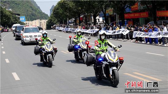 4月14日，广西河池市各界群众自发送别韦安伟烈士。