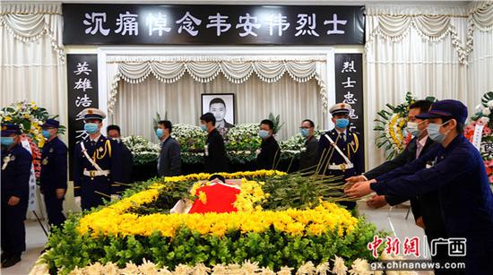 4月14日,广西河池市各界群众参加韦安伟烈士追悼活动。 4月14日,广西河池市各界群众参加韦安伟烈士追悼活动。