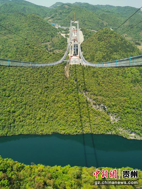 横跨乌江两岸的河闪渡乌江特大桥,矗立于青山绿色中 横跨乌江两岸的河闪渡乌江特大桥,矗立于青山绿色中