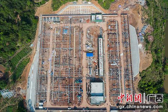 4月15日,俯瞰正在建设的220千伏孟岺输变电工程全景。何华文 摄
