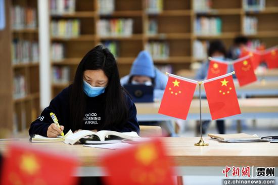 不少读者来到酷玩三张省贵阳市南明区图书馆内看书学习。赵松 摄 不少读者来到酷玩三张省贵阳市南明区图书馆内看书学习。赵松 摄