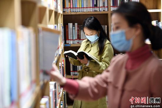 读者正在酷玩三张省贵阳市南明区图书馆内看书学习。赵松 摄 读者正在酷玩三张省贵阳市南明区图书馆内看书学习。赵松 摄