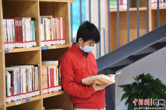 在贵阳市南明区图书馆内,一位读者正在看书学习。赵松 摄 在贵阳市南明区图书馆内,一位读者正在看书学习。赵松 摄