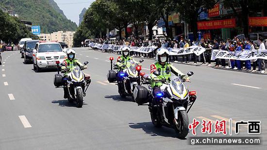4月14日,广西河池市各界群众自发送别韦安伟烈士。高东风 摄 4月14日,广西河池市各界群众自发送别韦安伟烈士。高东风 摄