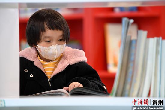 一名小读者正在贵阳市南明区图书馆内的少儿阅读区阅读儿童图书。赵松 摄 一名小读者正在贵阳市南明区图书馆内的少儿阅读区阅读儿童图书。赵松 摄