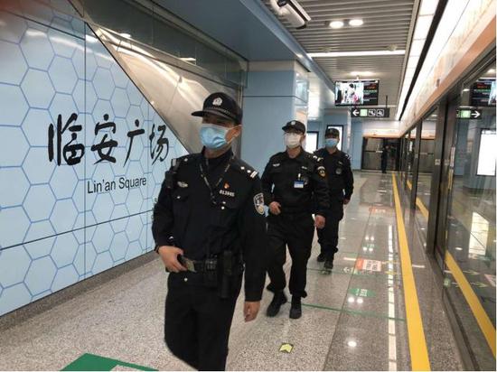 杭州地铁警方正在巡逻.杭州地铁警方 供图