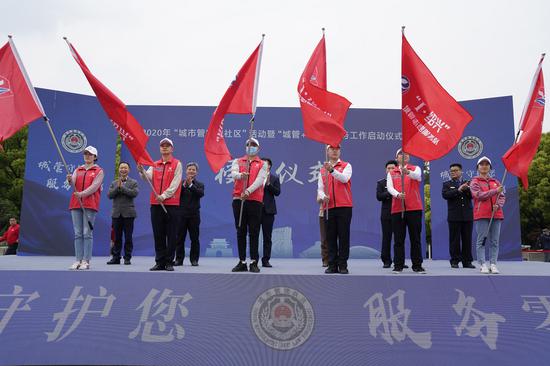 志愿者接旗。 绍兴市综合行政执法局提供