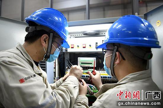 圖為開投電力公司維護人員開展1號機組二次部分回裝。潘承棟 攝 圖為開投電力公司維護人員開展1號機組二次部分回裝。潘承棟 攝