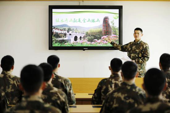 安吉中队指导员向官兵讲述余村故事 李子杨