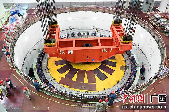 圖為開投電力公司1號機組轉子吊入基坑。潘承棟 攝 圖為開投電力公司1號機組轉子吊入基坑。潘承棟 攝