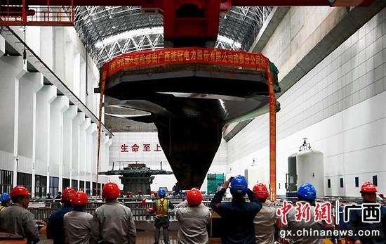 圖為開投電力公司一號機組轉輪吊出機坑。潘承棟 攝 圖為開投電力公司一號機組轉輪吊出機坑。潘承棟 攝