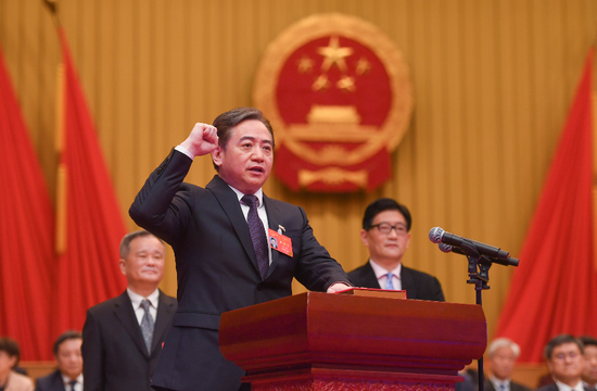 新当选的杭州市人民政府市长刘忻在进行宪法宣誓.王刚 摄