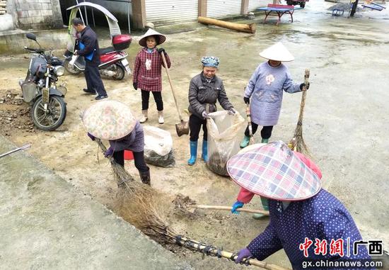 在融水安太鄉寨懷村,公益崗人員正在打掃衛生。 在融水安太鄉寨懷村,公益崗人員正在打掃衛生。