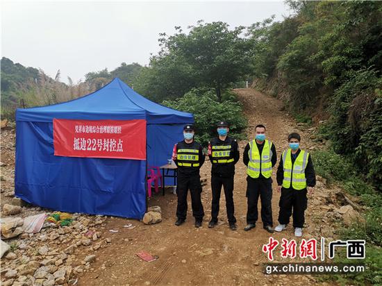 黨員民警在便道值守 黨員民警在便道值守