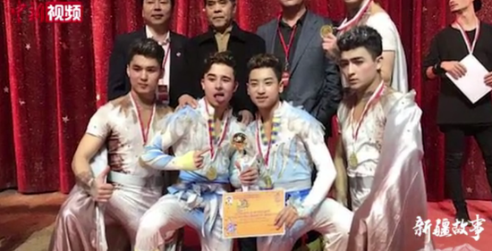 新疆雜技四青年：“金小丑”獎杯是新的起點