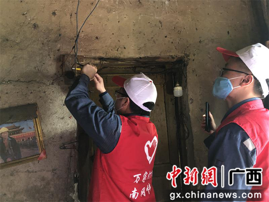 青年志愿者为贫困户整改室内电线。 青年志愿者为贫困户整改室内电线。