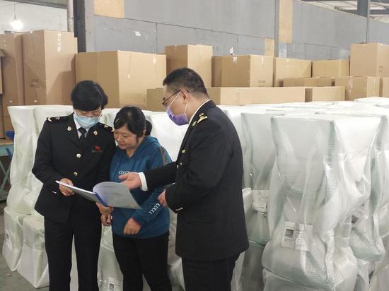 海关关员服务企业。 海关供图