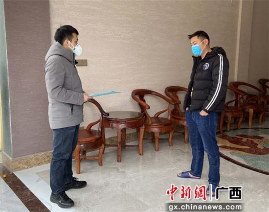 黄忠良对隔离人员宣传隔离政策 黄忠良对隔离人员宣传隔离政策