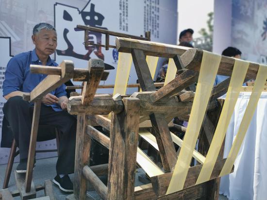 图为“第三批国家级非物质文化遗产名录项目”辑里胡丝制作技艺现场展示。毛瑜