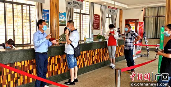 5月2日，游客们保持1.5米的间隔，在排队购票。
