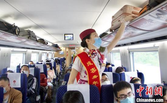 韩继童巡查车厢。 陶静 摄 韩继童巡查车厢。 陶静 摄