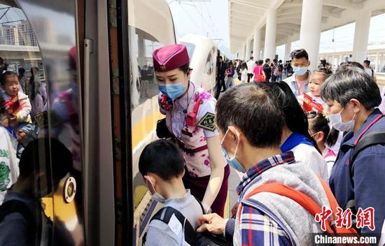 韩继童组织旅客乘车。 陶静 摄 韩继童组织旅客乘车。 陶静 摄