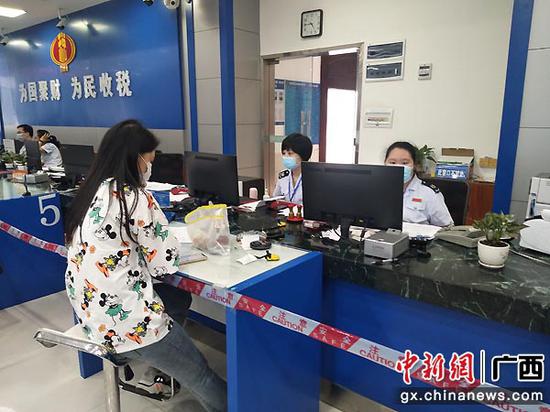 横县税务局办税服务厅税务人员热心为客户服务。