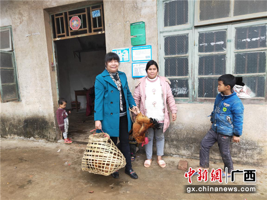 横县莲塘镇佛子村驻村工作队员石秀芳帮助贫困户销售农产品。 李业灿 摄