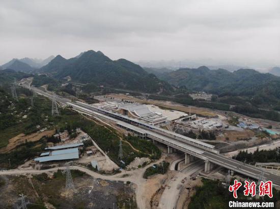 贵州省首条城际高速铁路——安六铁路开始联调联试。中国铁路成都局集团公司供图