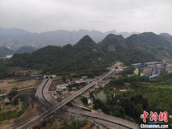 贵州省首条城际高速铁路——安六铁路开始联调联试。中国铁路成都局集团公司供图
