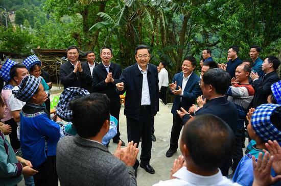 孙志刚在望谟县打易镇边王村与基层干部群众亲切交谈。 杜朋城 摄 孙志刚在望谟县打易镇边王村与基层干部群众亲切交谈。 杜朋城 摄