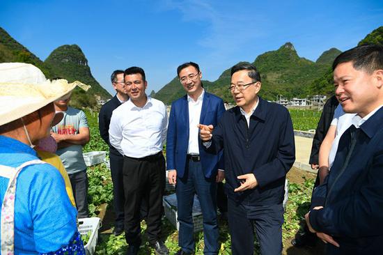 孙志刚在册亨县冗渡镇坛坪村坛坪坝区蔬菜基地与田地里劳作的群众亲切交谈。 杜朋城 摄 孙志刚在册亨县冗渡镇坛坪村坛坪坝区蔬菜基地与田地里劳作的群众亲切交谈。 杜朋城 摄